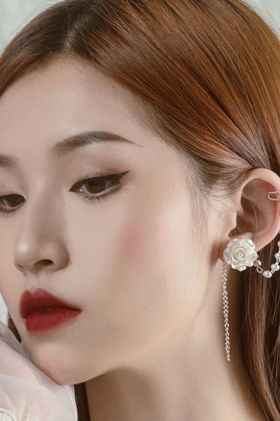Asymmetric Earrings With Floral Temperament