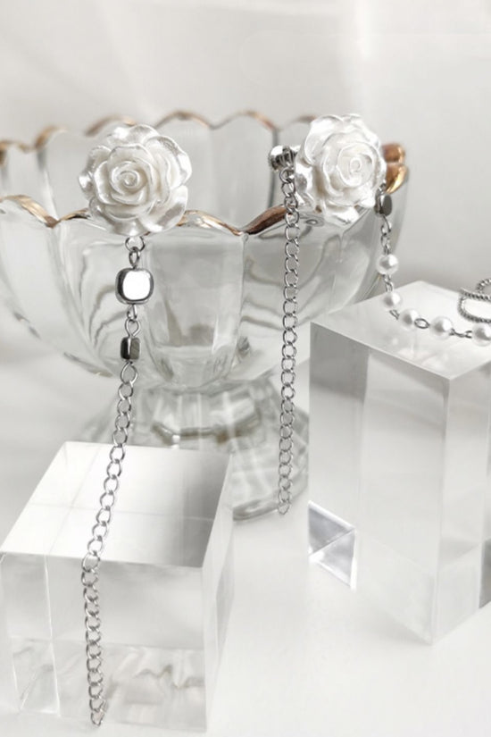 Asymmetric Earrings With Floral Temperament